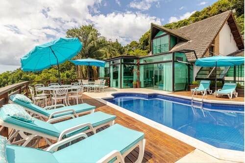 Oasis Mansion: 5 Spacious Suites and Exclusive Beach Access