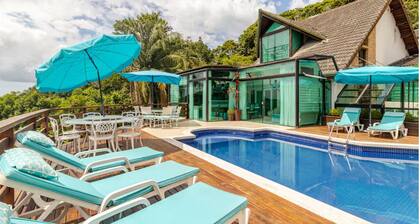 Oasis Mansion: 5 Spacious Suites and Exclusive Beach Access