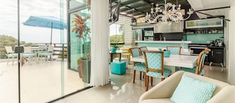 Oasis Mansion: 5 Spacious Suites and Exclusive Beach Access