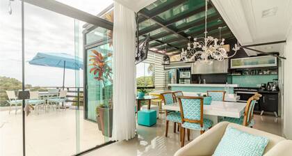 Oasis Mansion: 5 Spacious Suites and Exclusive Beach Access