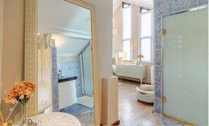 Een douche, een haardroger, handdoeken, zeep