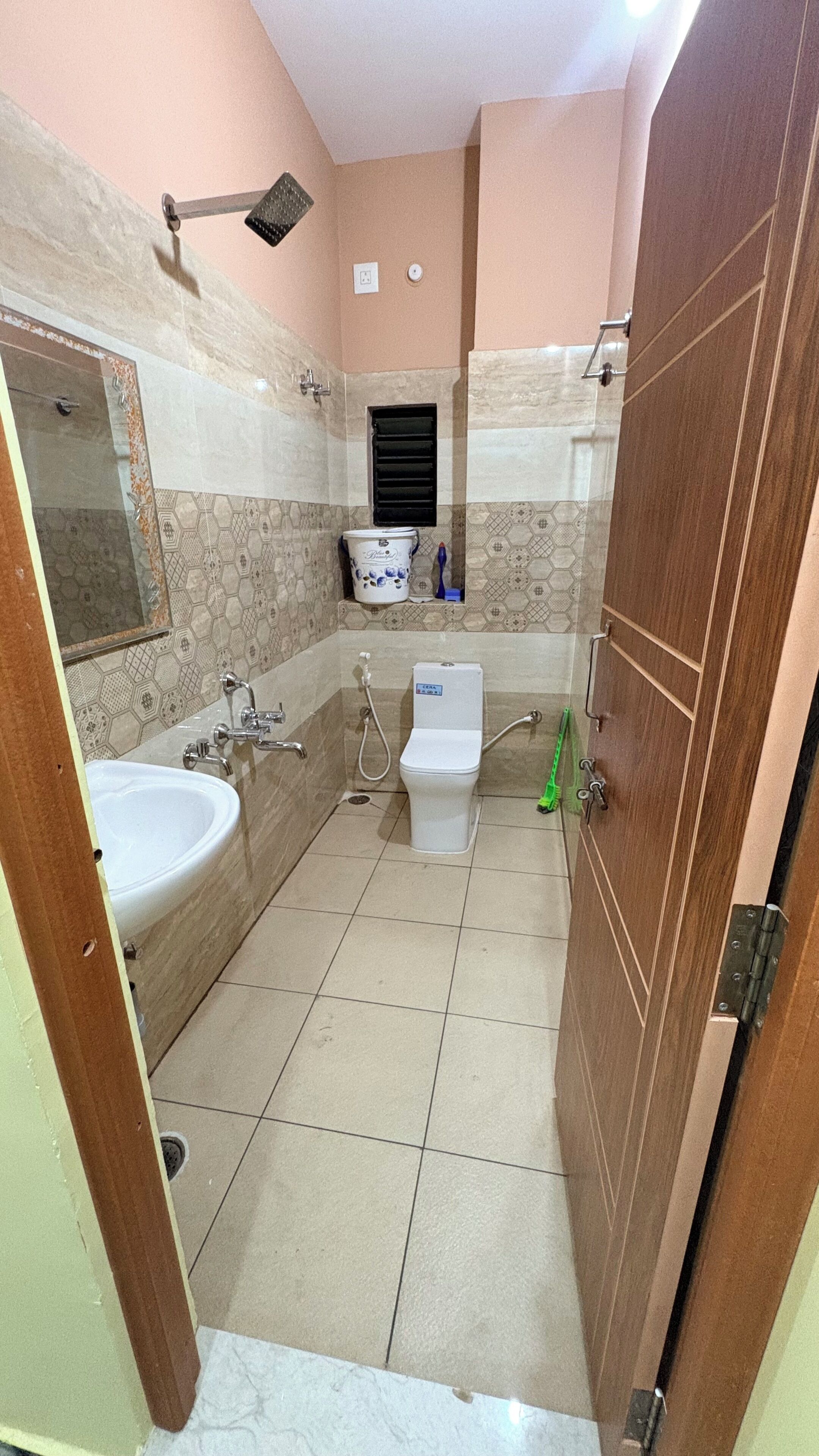 Douche, serviettes fournies, savon