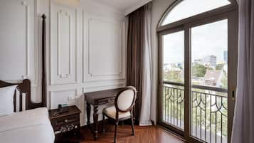 Executive Suite, City View | Desk
