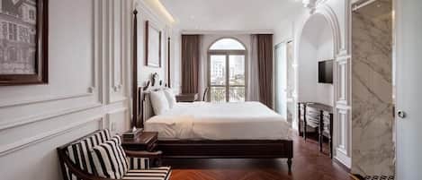 Executive Suite, City View | Desk