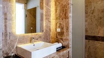 Superior Twin Room, City View | Bathroom | Shower, free toiletries, hair dryer, towels