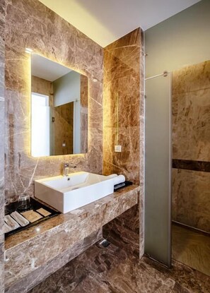 Superior-Zweibettzimmer, Stadtblick | Badezimmer