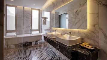 Douche, articles de toilette gratuits, sèche-cheveux
