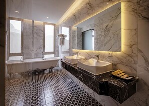 Shower, free toiletries, hair dryer, towels - Feliz Executive Stay - Thu Dau Mot (Thanh pho Ho Chi Minh)