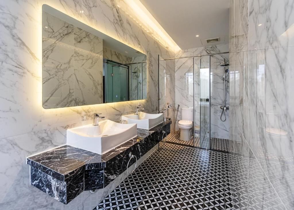 Een douche, gratis toiletartikelen, een haardroger, handdoeken