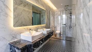 Een douche, gratis toiletartikelen, een haardroger, handdoeken
