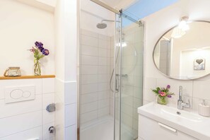 Dusche, Haartrockner, Handtücher, Toilettenpapier