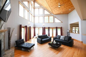 TV, fireplace - Peaceful house with 5 bedrooms & pool (North Haven)