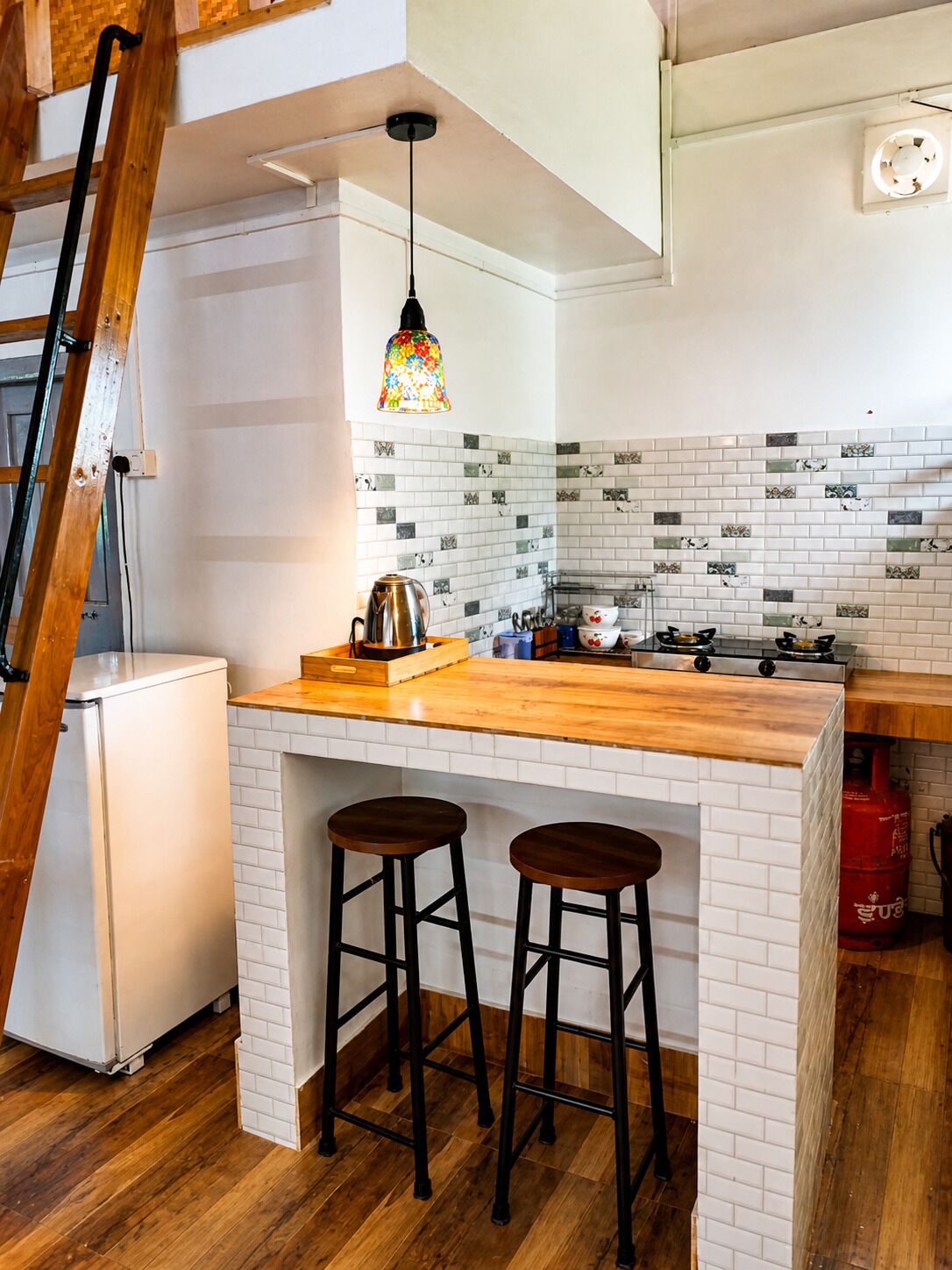 Fridge, stovetop, electric kettle