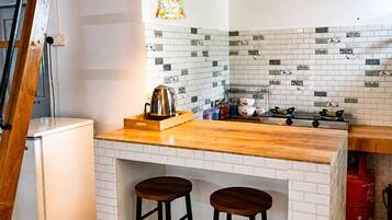 Fridge, stovetop, electric kettle