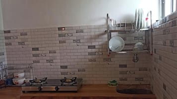 Réfrigérateur, plaque de cuisson, bouilloire électrique