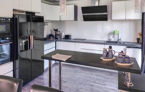 Fridge, microwave, oven, stovetop - Nice home in Kolczewo (Kolczewo)