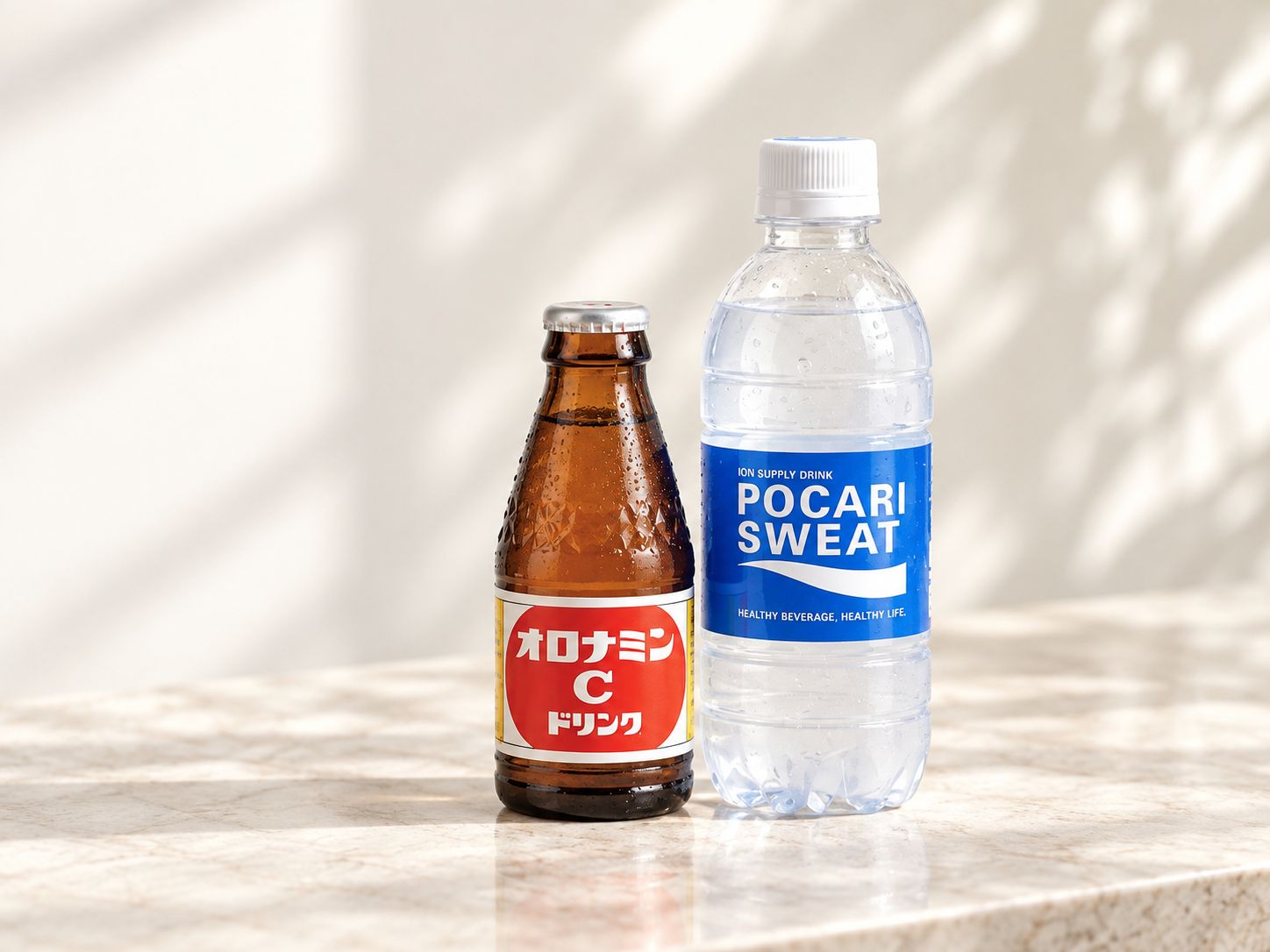 Kaksi pulloa marmoripinnalla, toisessa lukee ”POCARI SWEAT” ja toisessa on japaninkielistä tekstiä.