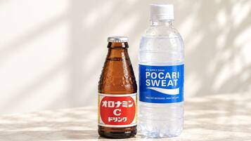 Kaksi pulloa marmoripinnalla, toisessa lukee ”POCARI SWEAT” ja toisessa on japaninkielistä tekstiä.
