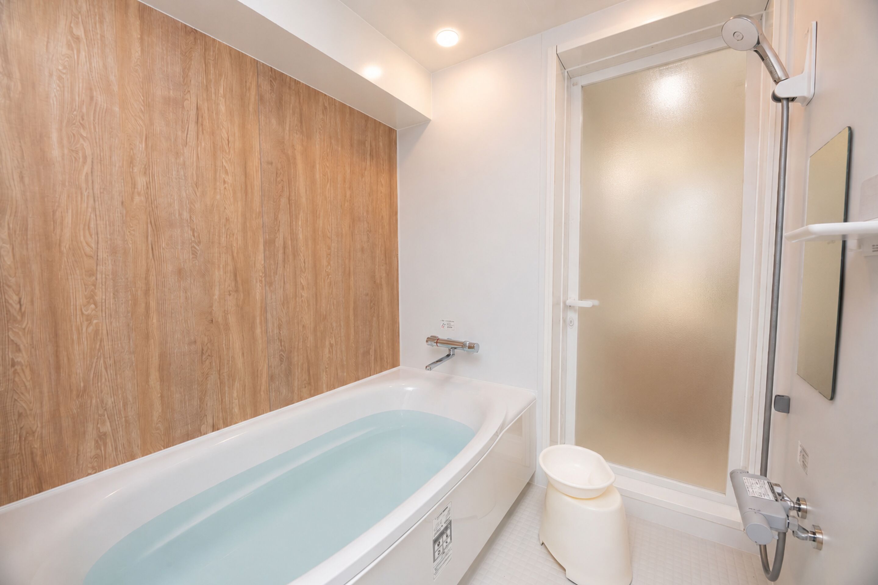 Standard-Zweibettzimmer | Badezimmer | Badewanne und Dusche (separat), Hausschuhe