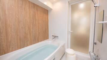 Standard-Zweibettzimmer | Badezimmer | Badewanne und Dusche (separat), Hausschuhe