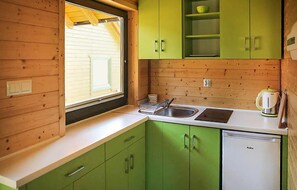 Refrigerador, parrilla de estufa y cafetera y tetera 