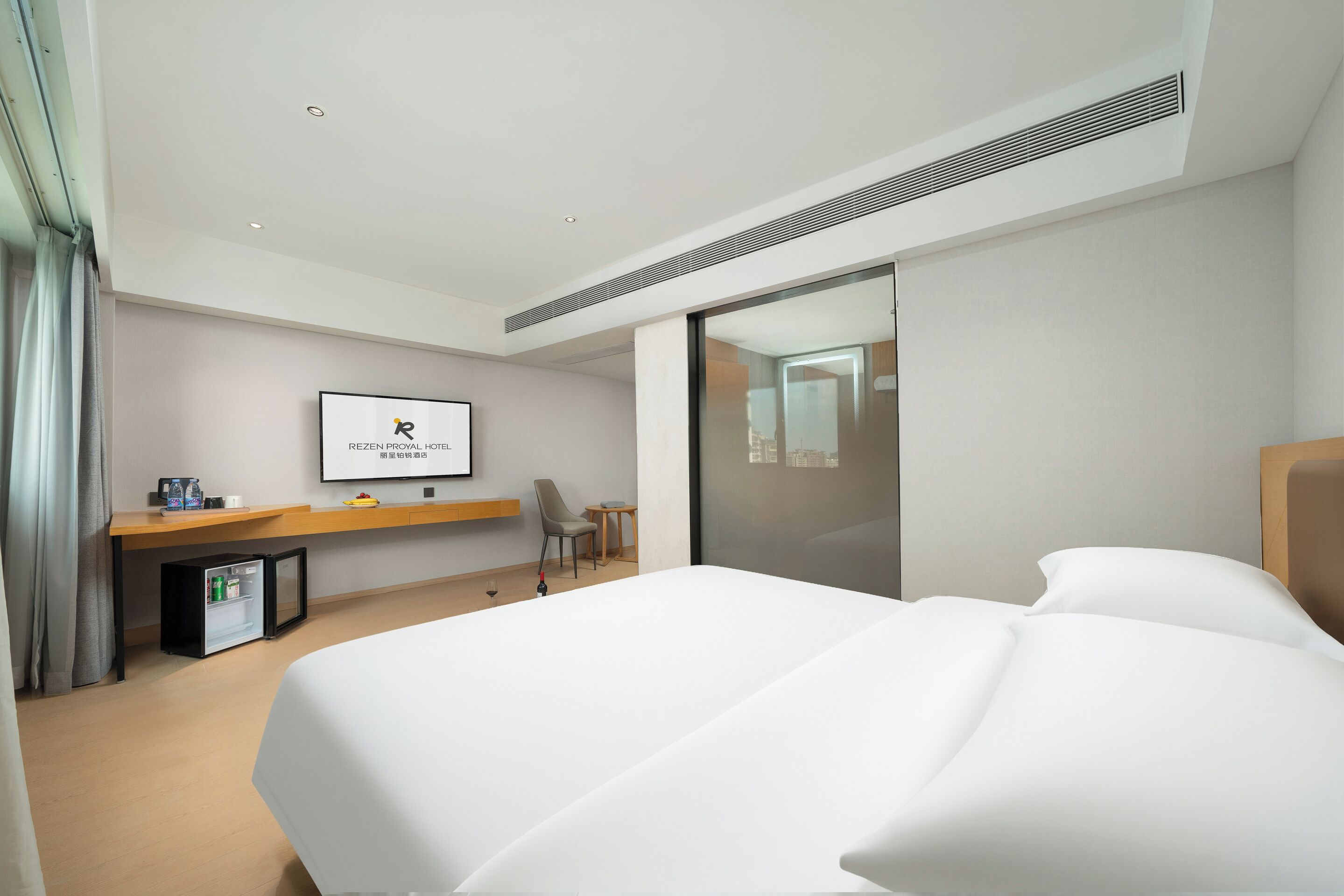 Cortinas blackout, tabla de planchar con plancha y wifi gratis 