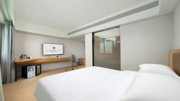 Basic Double Room, City View | Langsir/tirai gelap terus, seterika/papan seterika, Wi-fi percuma
