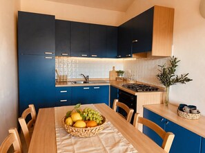 Kühlschrank, Ofen, Herdplatte, Wasserkocher mit Kaffee-/Teezubehör