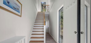 Una escalera conduce a un segundo piso con vistas al exterior.