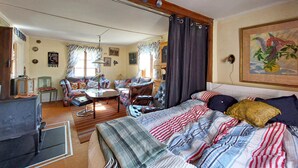 Une pièce comprenant un lit, un canapé, une table à manger et une chaise.