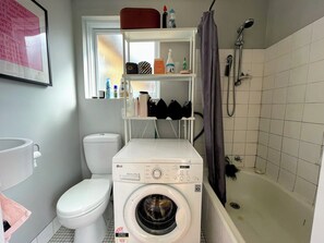 Hair dryer, towels, soap, toilet paper - Bright 1-Bed Apartment · Footscray's Best Kept Secret (Footscray)