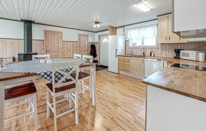 Fridge, microwave, oven, stovetop - Gorgeous home in Vittaryd with sauna (Vittaryd)
