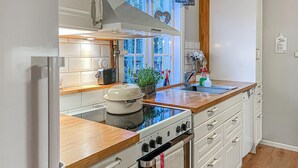 A modern kitchen with a built-in oven, a stovetop, and a sink. - 2 bedroom cozy home in Tingsryd (Tingsryd)