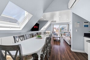 Ein modernes Loft mit Essbereich, Wohnzimmer und Küche.