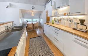 Fridge, microwave, oven, stovetop - 3 bedroom amazing home in Mörbylånga (Mörbylånga)