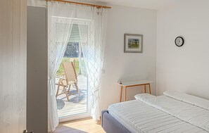 Free WiFi - 3 bedroom beautiful home in Klintehamn (Klintehamn)