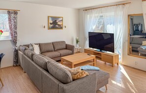 TV - 3 bedroom beautiful home in Klintehamn (Klintehamn)