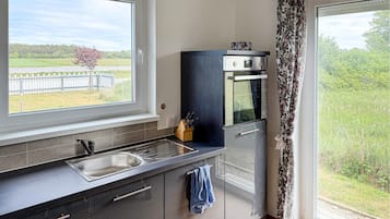 Wasserkocher mit Kaffee-/Teezubehör, Kühlschrank, Mikrowelle, Ofen