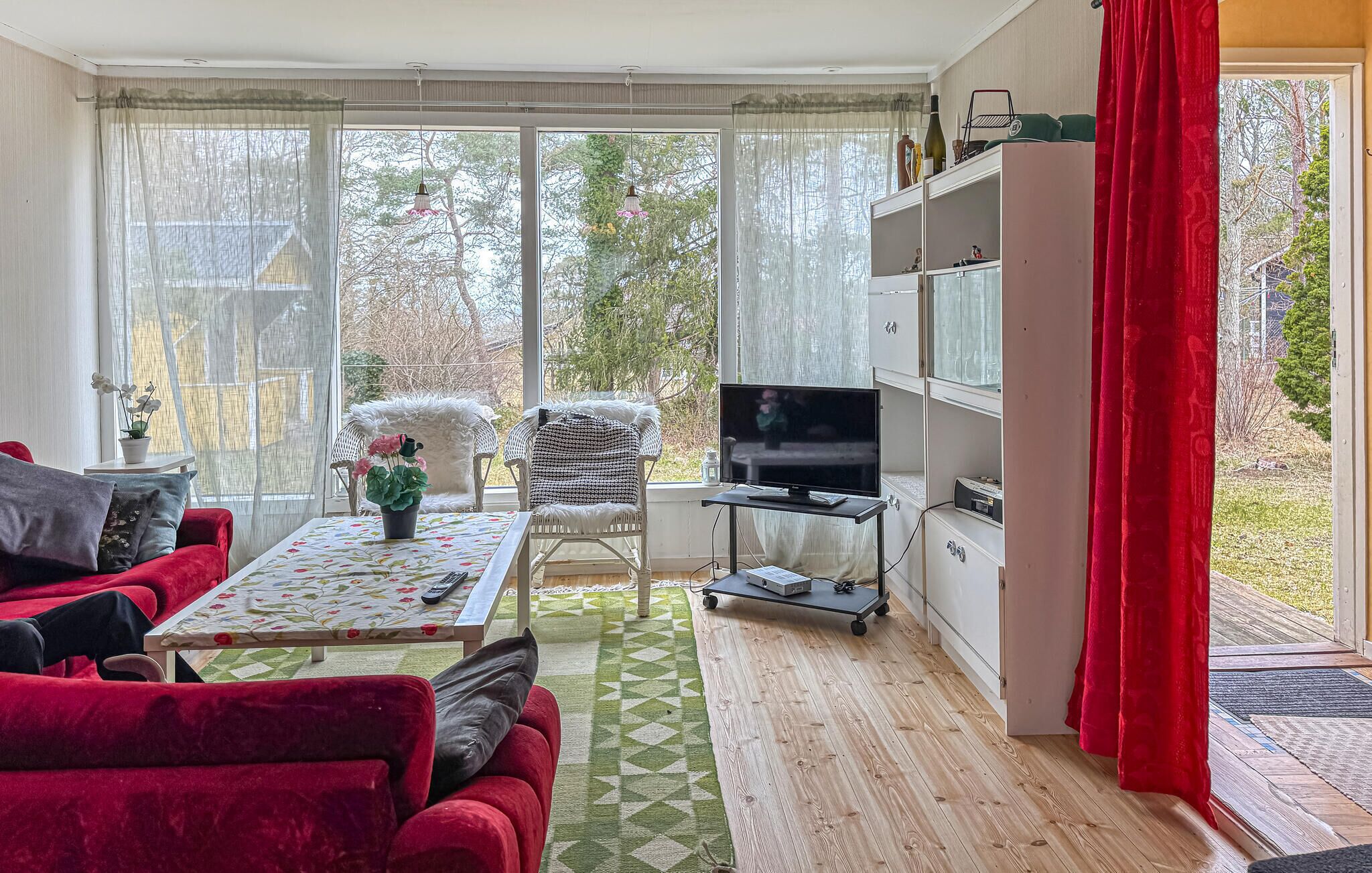 Een televisie en een open haard