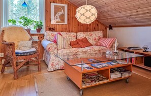 TV - Awesome home in Uddevalla with sauna (Uddevalla)