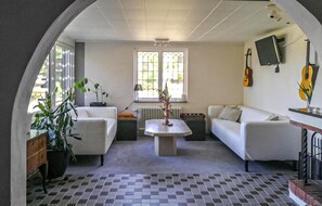 Een televisie en een open haard