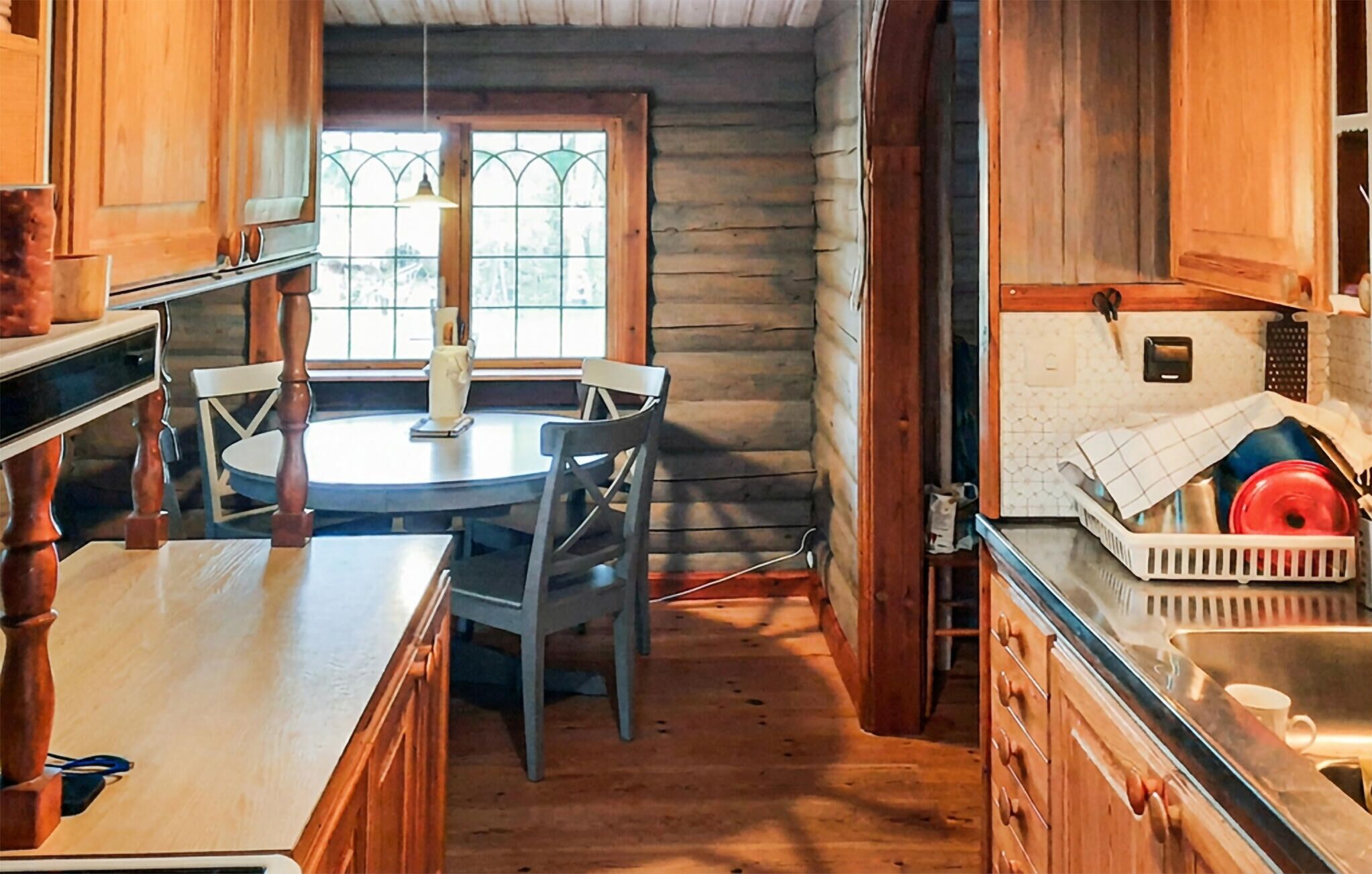 Frigorífico, microondas, placa de cocina y cafetera o tetera