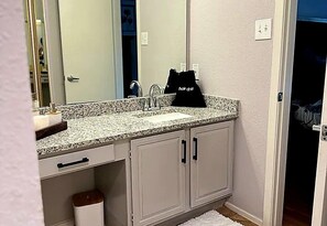 Secador de pelo, bidet, toallas, jabón