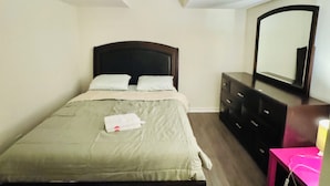 A bedroom with a bed, a dresser, a mirror, and a desk with a lamp. - Spacious, Private & Independent Stay in Milton (Milton)