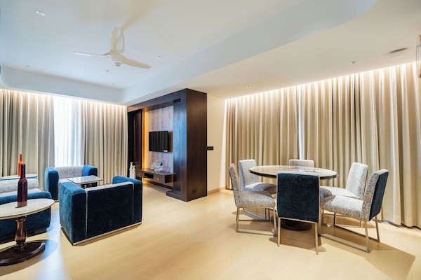 Luxury Suite | Dining