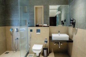 Toallas, jabón, shampoo, papel de baño 