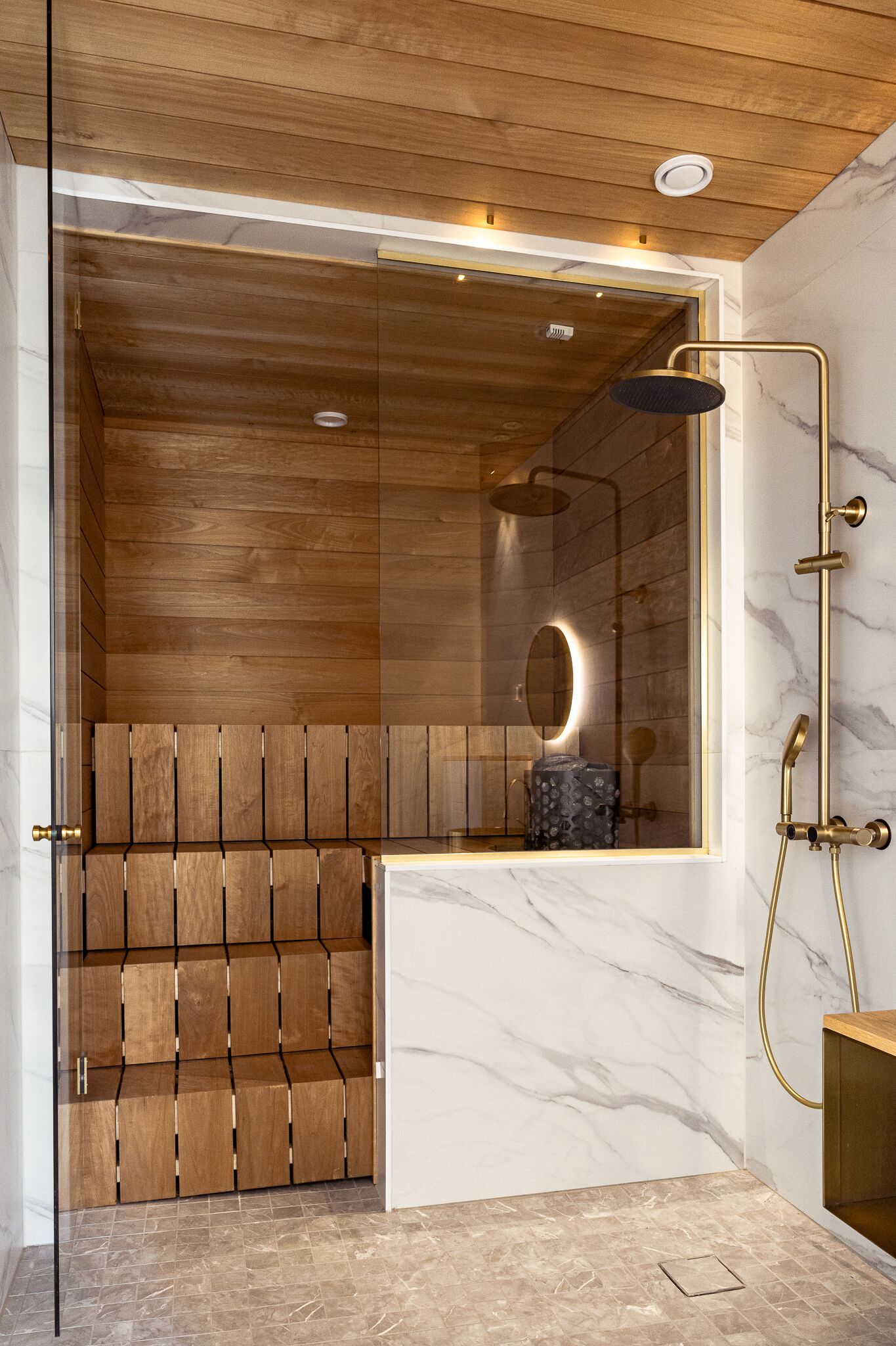 Luxe studio, en-suite badkamer (sauna) | Badkamer | Een douche, een haardroger, handdoeken, zeep