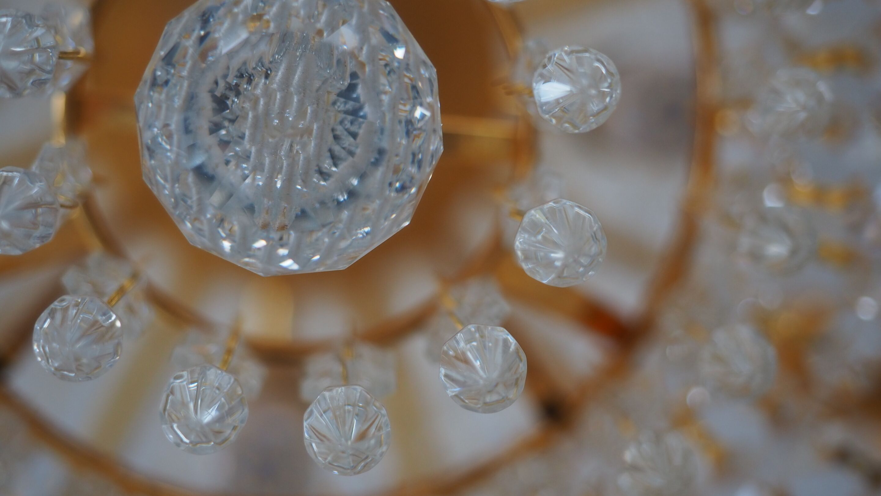 Un candelabro con múltiples detalles de cristal.
