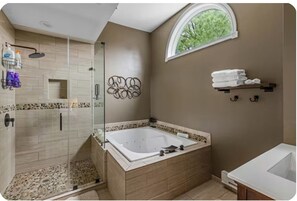 Dusche, Whirlpool, Haartrockner, Handtücher