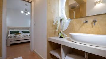 Triple Room, Courtyard View | Bathroom
